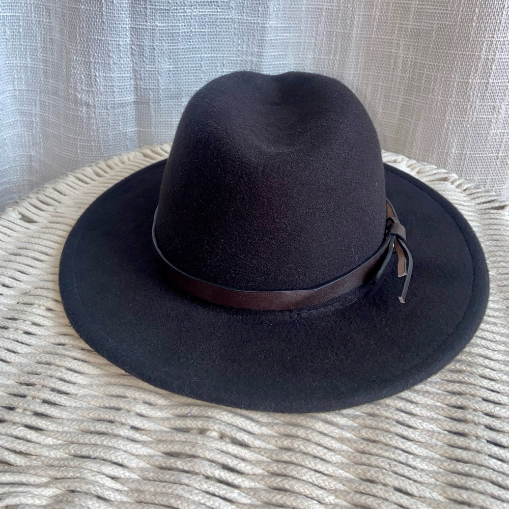 BLACK SMALL BRIM HAT